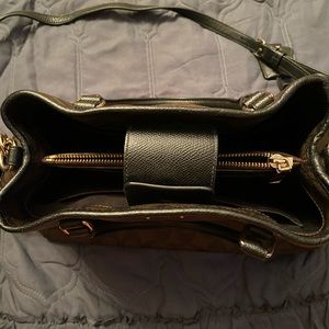 Coach crossbody/ shoulder bag!